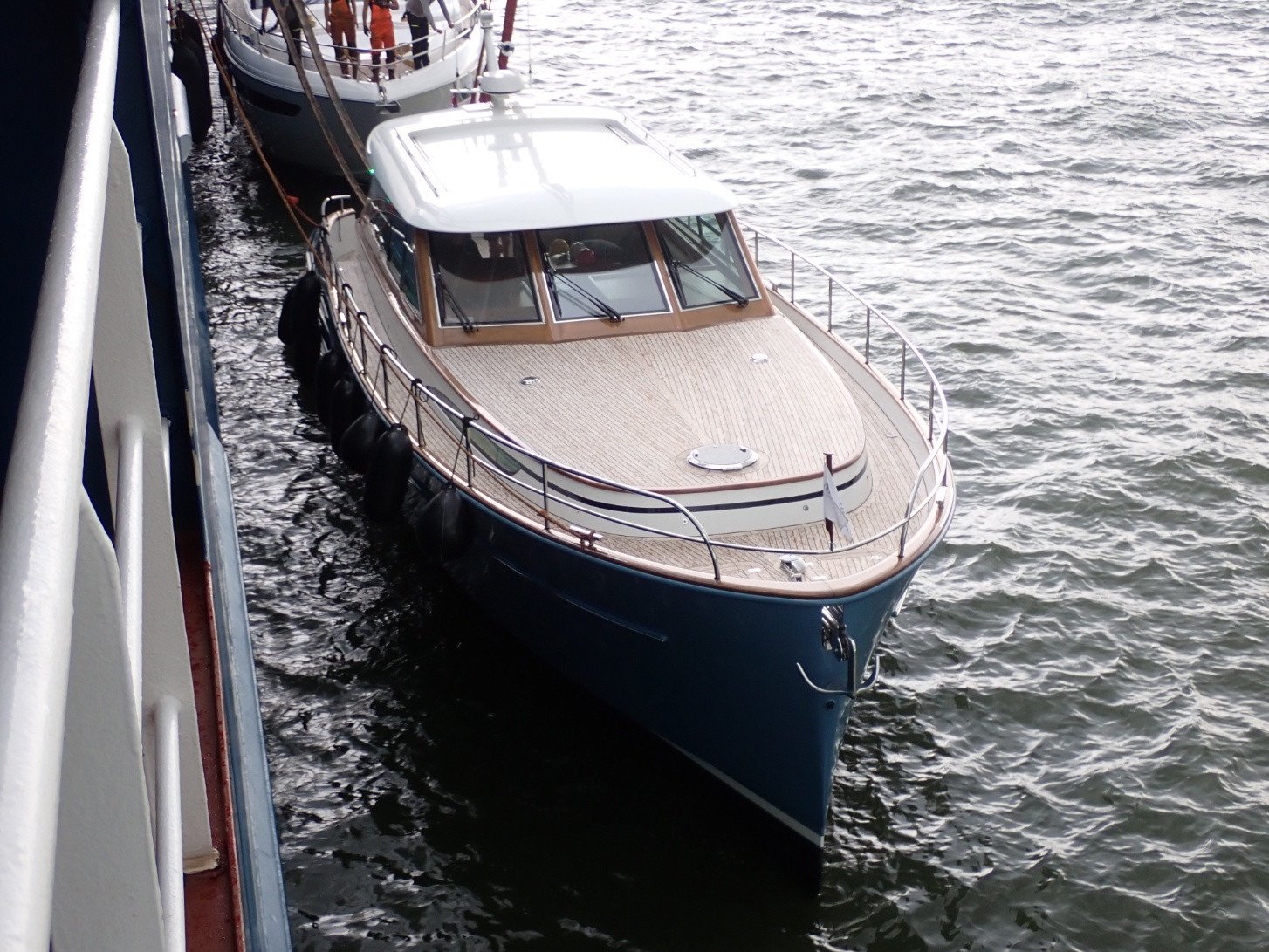 Careful yacht and tender handling from Antwerp. Bentri coordinates custom cradle-building, permits and loading with clear updates at every step.