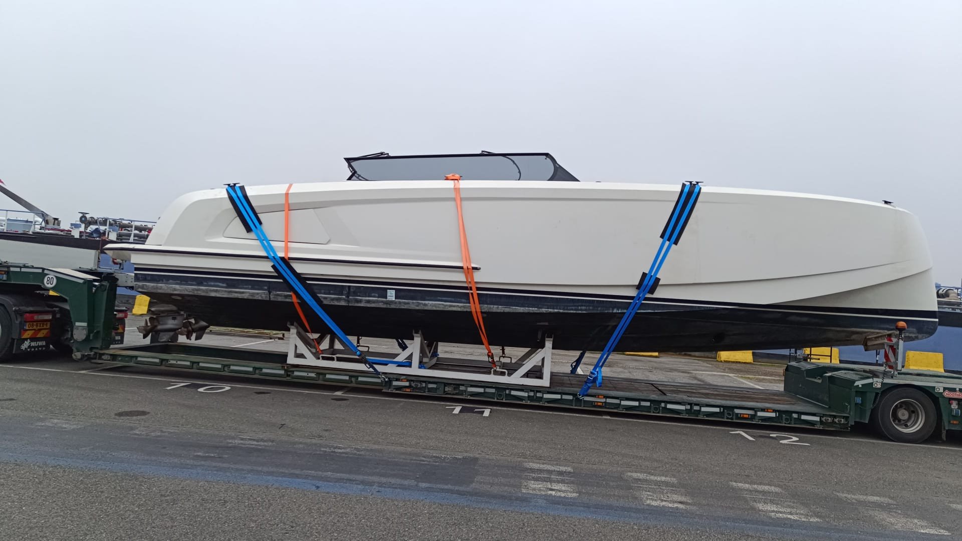 Careful yacht and tender handling from Antwerp. Bentri coordinates custom cradle-building, permits and loading with clear updates at every step.